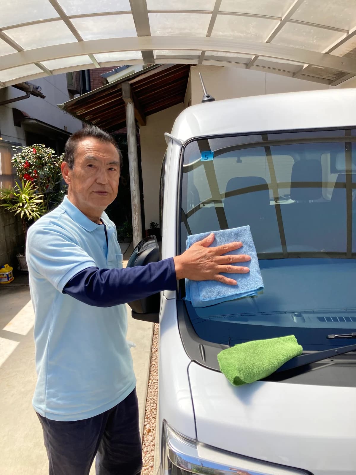 車の拭き上げを行う岸本寿則